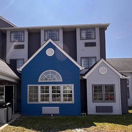 Blisspoint Inn & Suites, Northwood Exterior photo
